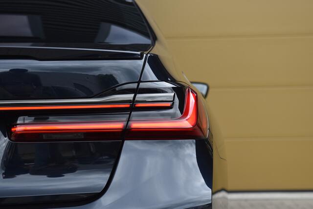 BMW 7-SERIE 730Ld xDrive High Executive * M Sportpakket * Massage * Laser * Harman Kardon * 20 Inch * Sfeerverlichting *