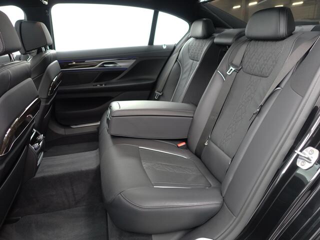 BMW 7-SERIE 745Le xDrive Individual Aut- Panoramadak, Stoelventilatie, Softclose, Achterasbesturing, Head Up, Sfeerverlichting, Memory