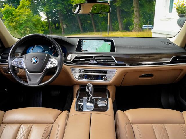BMW 7-SERIE 740Le iPerformance High Executive | Pano | Head-up | Luchtvering | Sky-lounge