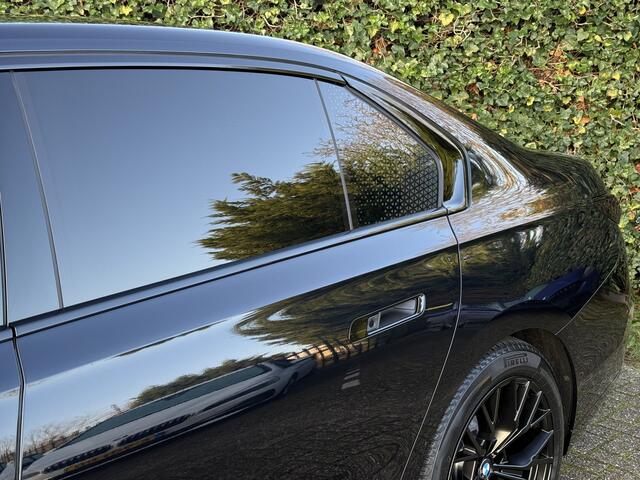 BMW 7-SERIE M760e xDrive | M-Sport Pro | 20'' | B&W | Elek. portier. | Driv. + Park. Prof. | Stoelvent. + Massage voor/achter | Theatre Screen | Kristal koplamp | Trekhaak | Exe. Driv. Pro | Act. Steering | Panorama.