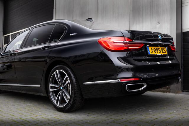 BMW 7-SERIE 740Le 327 pk xDrive iPerformance / Nieuwstaat/ Dealer.ond/ Bowers&Wilkins/ Achteras-Sturing/ Pano-dak/ Head-Up/ Keyless/ Lucht-Vering/ Nappa-Leder/ Soft-Close/ 19'' LMV