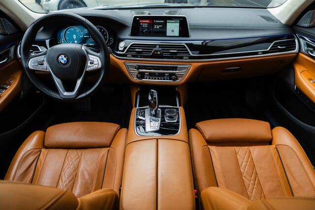 BMW 7-SERIE 740Le 327 pk xDrive iPerformance / Nieuwstaat/ Dealer.ond/ Bowers&Wilkins/ Achteras-Sturing/ Pano-dak/ Head-Up/ Keyless/ Lucht-Vering/ Nappa-Leder/ Soft-Close/ 19'' LMV