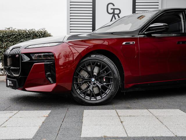 BMW 7-SERIE M760e xDrive | Rear Seat Entertainment l Bowers & Wilkins | Sky Lounge | Two tone