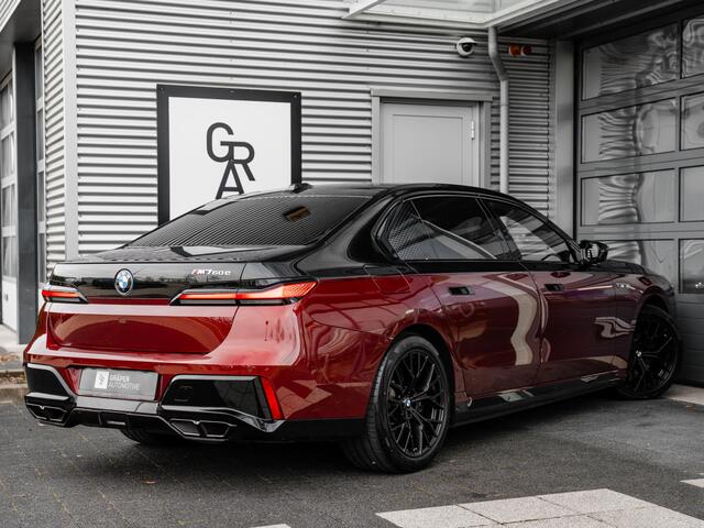 BMW 7-SERIE M760e xDrive | Rear Seat Entertainment l Bowers & Wilkins | Sky Lounge | Two tone