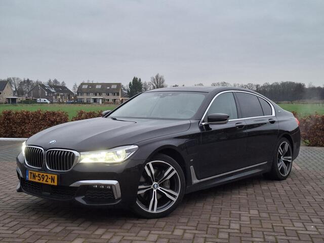 BMW 7-SERIE 740e iPerformance High Executive | Hybrid | M-pakket | H&K Surround | Schuifdak | HUD | Volleder Individual | Massagestoelen | Softclose | Keyless | 20" | Comfort Acces | 360gr Cam | Achteras besturing | Elek Comfortzetels achterin verw en ventilatie | Su