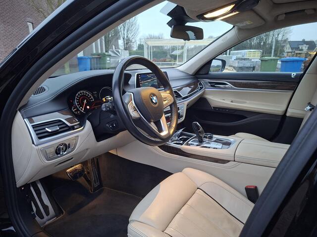 BMW 7-SERIE 740e iPerformance High Executive | Hybrid | M-pakket | H&K Surround | Schuifdak | HUD | Volleder Individual | Massagestoelen | Softclose | Keyless | 20" | Comfort Acces | 360gr Cam | Achteras besturing | Elek Comfortzetels achterin verw en ventilatie | Su