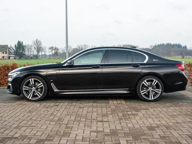 BMW 7-SERIE 740e iPerformance High Executive | Hybrid | M-pakket | H&K Surround | Schuifdak | HUD | Volleder Individual | Massagestoelen | Softclose | Keyless | 20" | Comfort Acces | 360gr Cam | Achteras besturing | Elek Comfortzetels achterin verw en ventilatie | Su