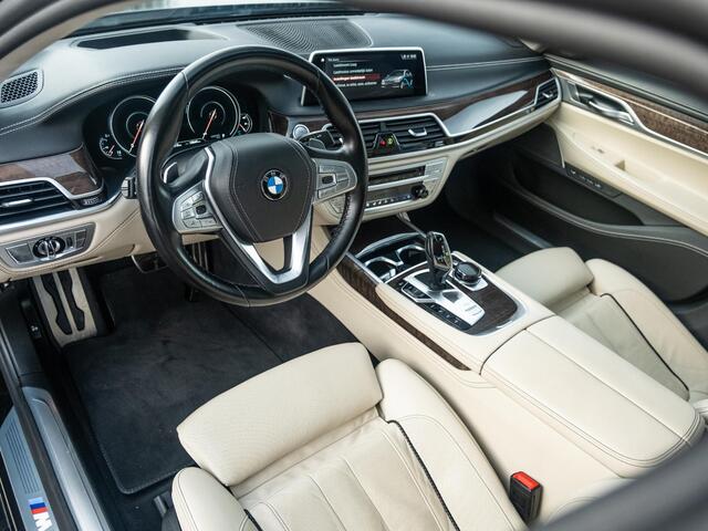 BMW 7-SERIE 740e iPerformance High Executive | Hybrid | M-pakket | H&K Surround | Schuifdak | HUD | Volleder Individual | Massagestoelen | Softclose | Keyless | 20" | Comfort Acces | 360gr Cam | Achteras besturing | Elek Comfortzetels achterin verw en ventilatie | Su
