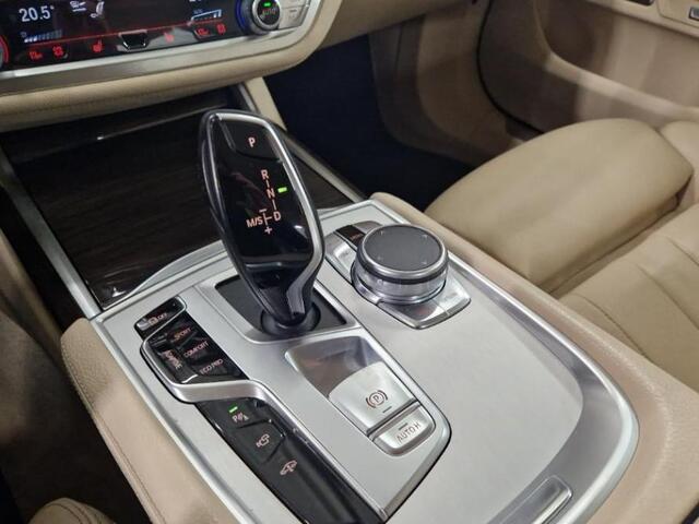 BMW 7-SERIE 740i High Executive | 56000km | Org NL | Schuifdak | Afn Trekhaak | Luchtvering | Volleder | HUD | Surround View | ParkAssist | Softclose | Achteras besturing | Etc...