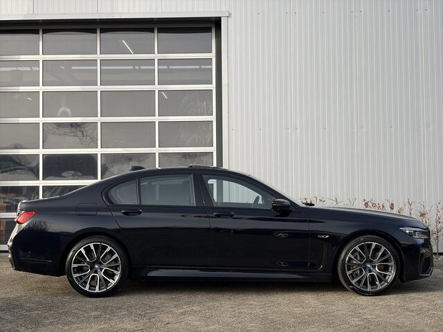 BMW 7-SERIE 745e High Executive M Sportpakket 396pk | Achterasbesturing | CoPilot Pack | Elektrisch glazen schuif-/kanteldak | Lichtmetalen velgen 20" | Rondomzicht camera | Stoel verwarming/ventilatie | Zonneschermen | Dealer onderhouden!