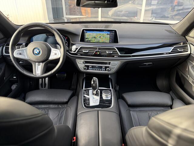 BMW 7-SERIE 745e High Executive M Sportpakket 396pk | Achterasbesturing | CoPilot Pack | Elektrisch glazen schuif-/kanteldak | Lichtmetalen velgen 20" | Rondomzicht camera | Stoel verwarming/ventilatie | Zonneschermen | Dealer onderhouden!