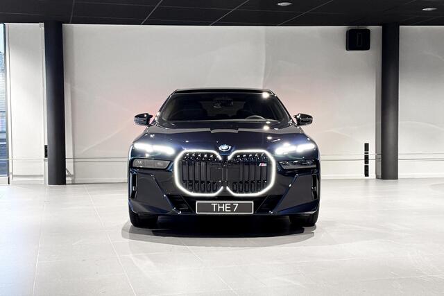 BMW 7-SERIE M760e xDrive | Sky Lounge | Iconic Glow | Stoelventilatie | Connoisseur Pack |