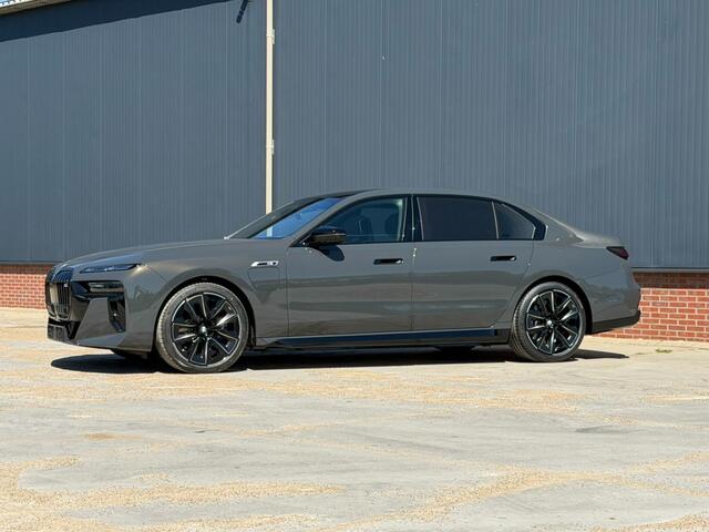 BMW 7-SERIE M760e xDrive M-Sport Skylounge / Bowers en Wilkins