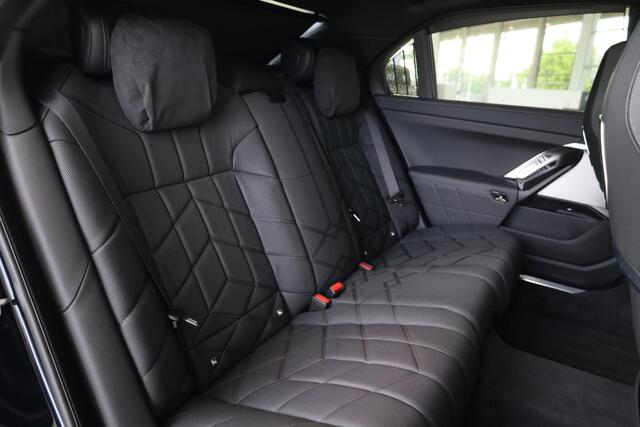 BMW 7-SERIE 750e xDrive | Stoelverwarming & Ventilatie | Head-Up Display | Massagestoelen