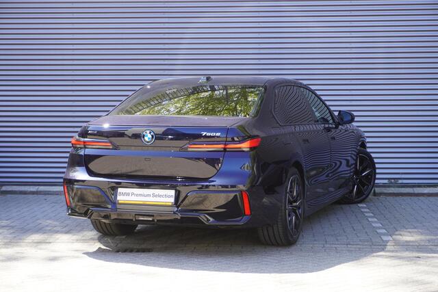 BMW 7-SERIE 750e xDrive M Sportpakket Pro | Integral Active Steering | Glazen panoramadak Sky Lounge | Driving Assistant Professional | Multifunctionele Stoelen achterin | Trekhaak met elektrisch wegklapbare kogel