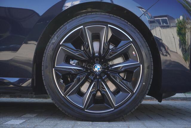 BMW 7-SERIE 750e xDrive M Sportpakket Pro | Integral Active Steering | Glazen panoramadak Sky Lounge | Driving Assistant Professional | Multifunctionele Stoelen achterin | Trekhaak met elektrisch wegklapbare kogel
