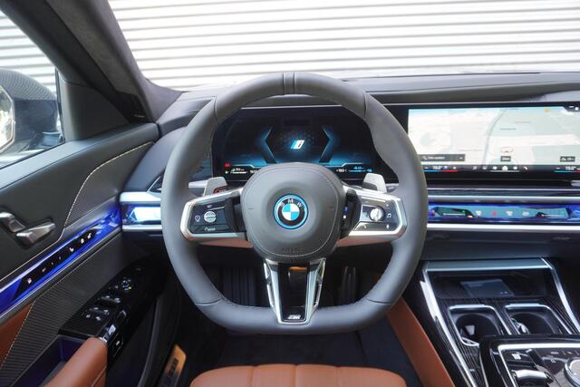 BMW 7-SERIE 750e xDrive M Sportpakket Pro | Integral Active Steering | Glazen panoramadak Sky Lounge | Driving Assistant Professional | Multifunctionele Stoelen achterin | Trekhaak met elektrisch wegklapbare kogel