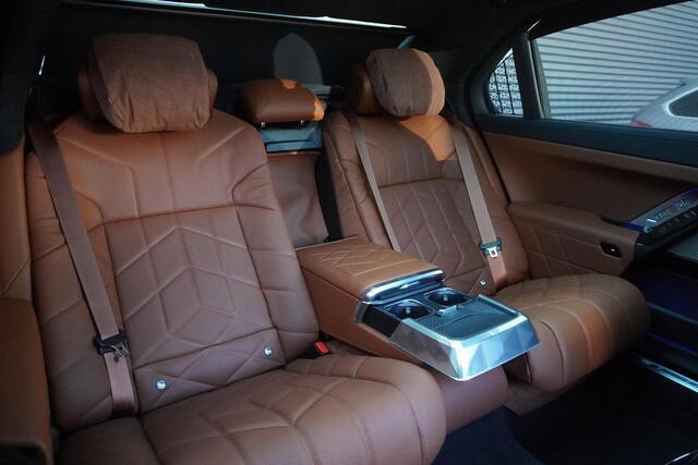 BMW 7-SERIE 750e xDrive M Sportpakket Pro | Integral Active Steering | Glazen panoramadak Sky Lounge | Driving Assistant Professional | Multifunctionele Stoelen achterin | Trekhaak met elektrisch wegklapbare kogel