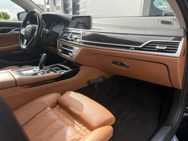BMW 7-SERIE 740i High Executive 326pk | Achterasbesturing | Cruise control adaptief met stop&go | Dodehoek detector | Elektrisch glazen schuif-/kanteldak | Laser LED koplampen | Rondomzicht camera | Stoel ventilatie voor | Dealer onderhouden!