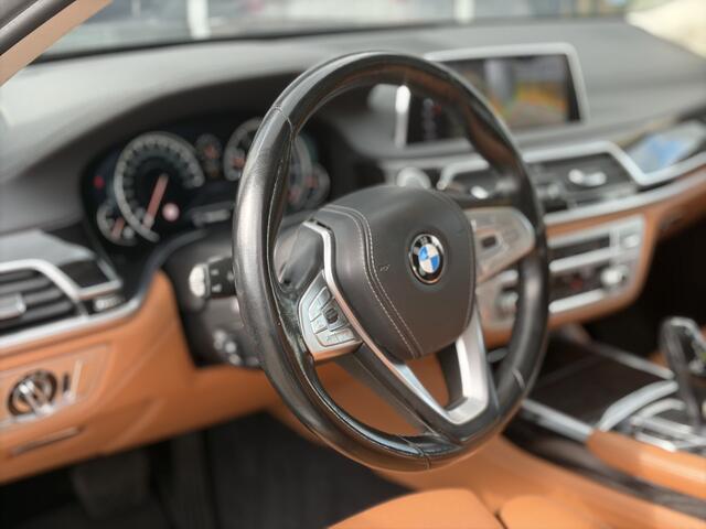 BMW 7-SERIE 740i High Executive 326pk | Achterasbesturing | Cruise control adaptief met stop&go | Dodehoek detector | Elektrisch glazen schuif-/kanteldak | Laser LED koplampen | Rondomzicht camera | Stoel ventilatie voor | Dealer onderhouden!