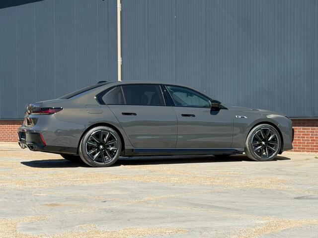 BMW 7-SERIE M760e xDrive M-Sport Skylounge Bowers en Wilkins