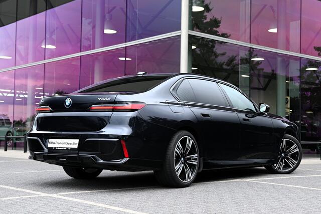 BMW 7-SERIE 750e xDrive M Sport Automaat / Panoramadak Sky Lounge / Trekhaak / Bowers & Wilkins / Multifunctionele Stoelen / Parking Assistant Professional / Active Steering
