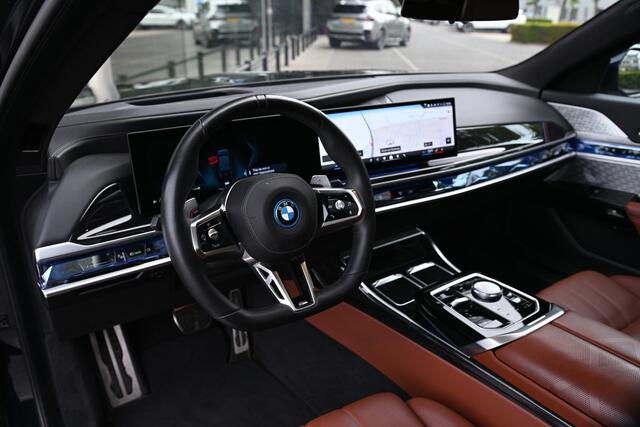 BMW 7-SERIE 750e xDrive M Sport Automaat / Panoramadak Sky Lounge / Trekhaak / Bowers & Wilkins / Multifunctionele Stoelen / Parking Assistant Professional / Active Steering