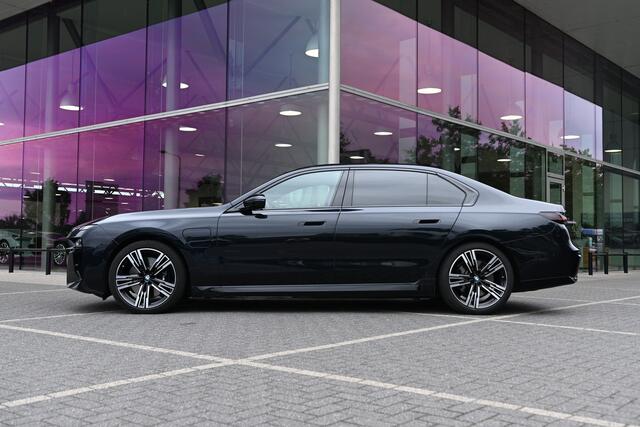 BMW 7-SERIE 750e xDrive M Sport Automaat / Panoramadak Sky Lounge / Trekhaak / Bowers & Wilkins / Multifunctionele Stoelen / Parking Assistant Professional / Active Steering