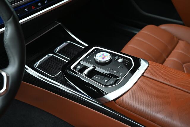 BMW 7-SERIE 750e xDrive M Sport Automaat / Panoramadak Sky Lounge / Trekhaak / Bowers & Wilkins / Multifunctionele Stoelen / Parking Assistant Professional / Active Steering