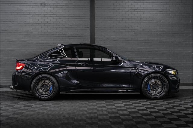 BMW M2 2-serie Coupé DCT | NOVA PERFORMANCE 19 INCH CUSTOM WHEELS | CS STOELEN | CS STUUR | CARBON INTERIEUR EN EXTERIEUR| voorzien van Target Blu Eye 2 en Laser Track Flare