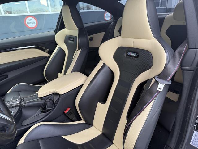 BMW M4 4-serie Coupé Competition | Keramische remmen | M-Drivers Pack | Individual Dravitgrau | Head-Up | Harman Kardon | Elektrisch bediende stoelen | Comfort Access | 360 Camera | Stoelverwarming | Carbon interieur | Prof. navi | Draadloze telefoonlader | Zonn