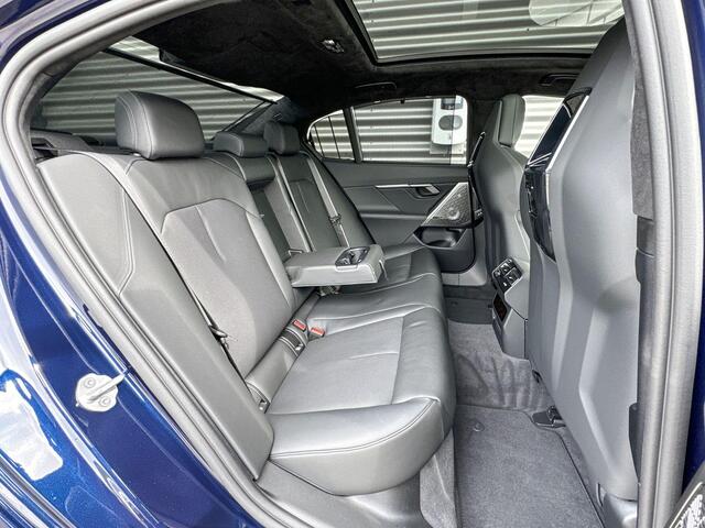 BMW M5 Comfort Pack / Driving Assistant Professional / Alcantara hemelbekleding / Special Request Lakkleur