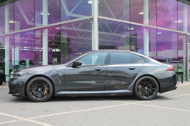BMW M5 5 Serie High Executive Automaat / M Drive Professional / Trekhaak / Bowers & Wilkins / Parking Assistant Professional / M Multifunctionele Stoelen / M Carbon-keramische remmen