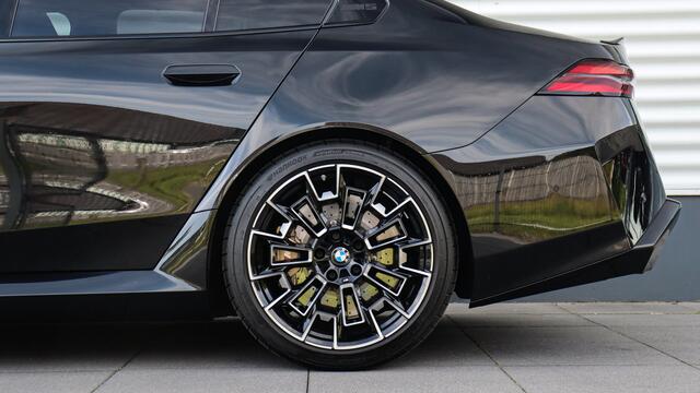 BMW M5 Sedan | Ultimate Package | M Driver's Package | Carbon Pack | Bowers & Wilkins | Comfort Pack