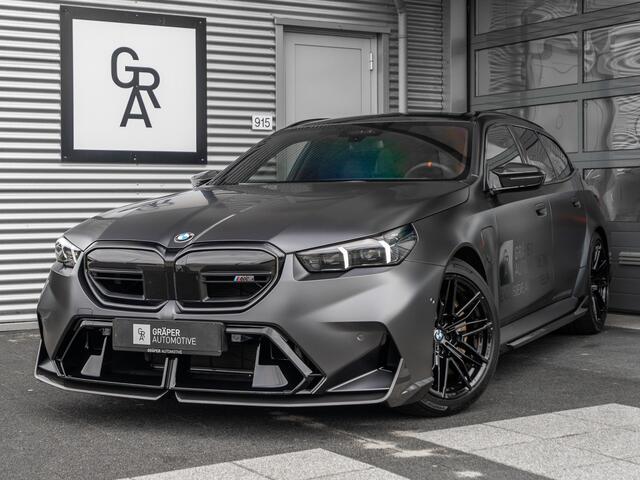 BMW M5 Touring | AKRAPOVIC | KERAMISCH | PANO | M-Performance | NL AUTO