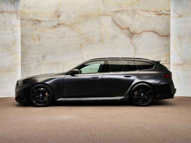 BMW M5 Touring V8 M Hybrid, Akrapovic, M Performance, M Drivers Package, Ultimate Package, ceramic, B&W, 21", pano, tr.haak, stl.ventilatie, memory, carbon