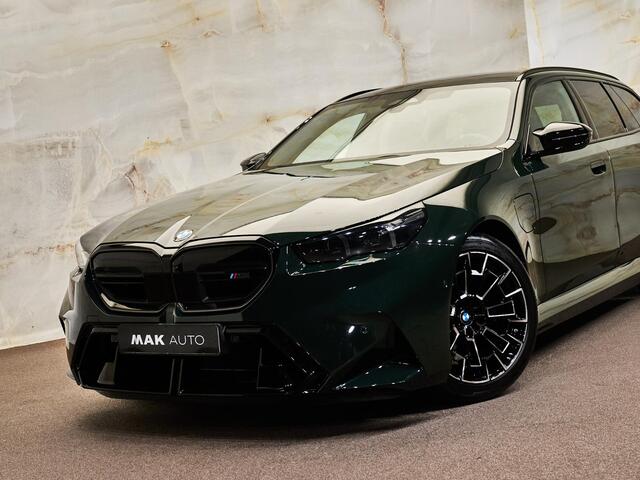 BMW M5 Touring V8 M Hybrid, Akrapovic, Sonderlackierung, pano, B&W, 21'', stl.ventilatie, tr.haak, memory, leder, privacy