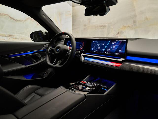 BMW M5 Touring V8 M Hybrid, Akrapovic, Sonderlackierung, pano, B&W, 21'', stl.ventilatie, tr.haak, memory, leder, privacy
