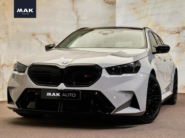 BMW M5 Touring V8 M Hybrid, Ultimate Package, pano, tr.haak, 21", alcantara, ceramic, B&W, stl.ventilatie, memory, adap-LED, carbon, leder, keyless, privacy
