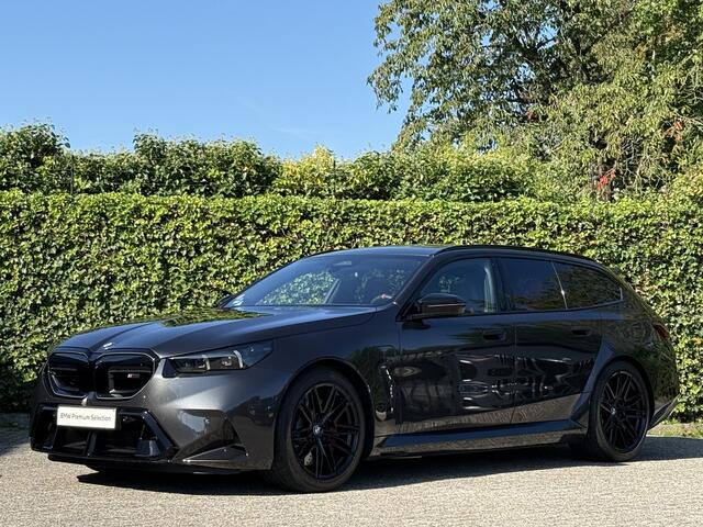 BMW M5 Touring | Panorama | Driving Ass. + | M Driver Pack | Trekhaak | Bowers & Wilkins | Iconic Glow | Carbon Interieurlijst