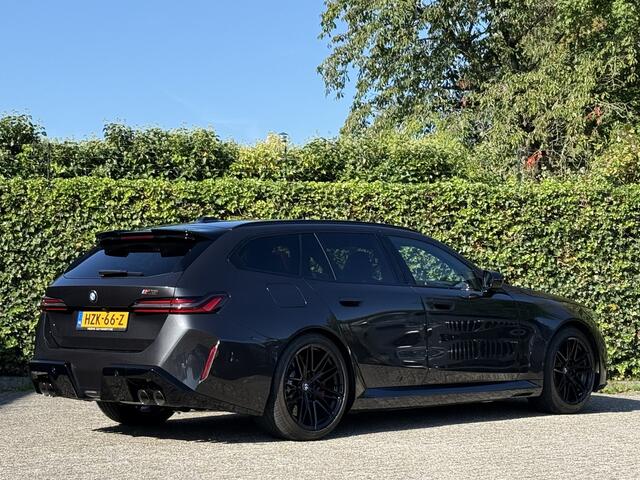 BMW M5 Touring | Panorama | Driving Ass. + | M Driver Pack | Trekhaak | Bowers & Wilkins | Iconic Glow | Carbon Interieurlijst