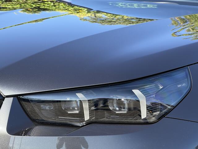 BMW M5 Touring | Panorama | Driving Ass. + | M Driver Pack | Trekhaak | Bowers & Wilkins | Iconic Glow | Carbon Interieurlijst