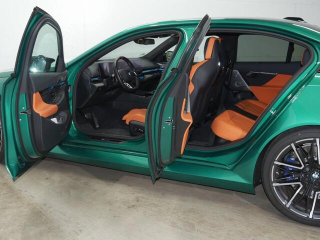 BMW M5 5-serie Sedan | Bowers & Wilkins | Driving Assistant Professional | Panorama | Trekhaak | Ventilatie | Wordt Verwacht