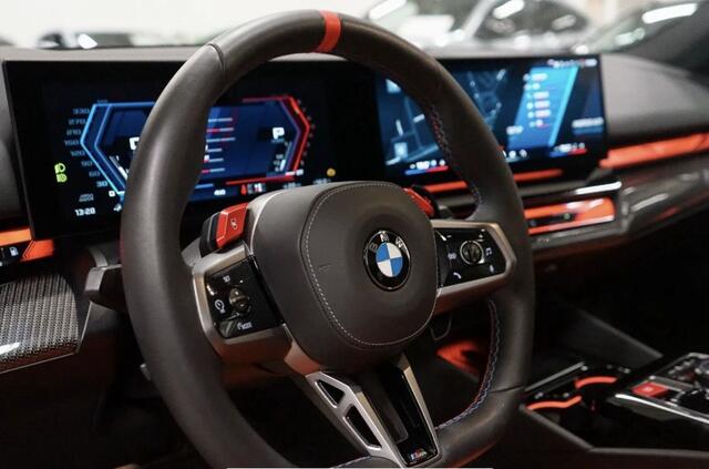 BMW M5 Touring M Drivers Pack ** Panodak ** Trekhaak ** Carbon ** Comfort pack ** Driving Ass. Prof. 21 inch ** Ventilatie **