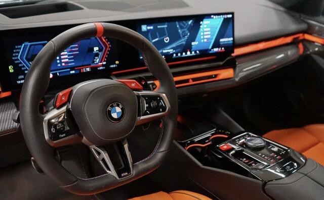 BMW M5 Touring M Drivers Pack ** Panodak ** Trekhaak ** Carbon ** Comfort pack ** Driving Ass. Prof. 21 inch ** Ventilatie **