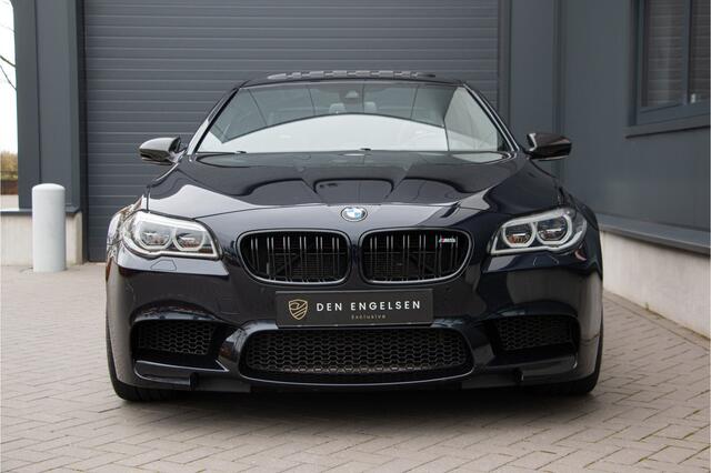 BMW M5 Competition Edition 1/200 600PK | Collectors Item | Full Option| B&O | Pano | Head Up | Softclose | Carbon | Camera | Lane & Side Assist | Stuurverwarming | Alcantara | Sportuitlaat | Dealer O.H. | Memory | Zonneschermen + Achteruit | Dab+ | 20"| Cruise C