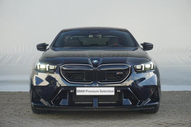 BMW M5 5-serie Sedan | M Driver's Pack / Driving Assistant Professional / Parking Assistant Professional / Trekhaak / Alcantara Hemelbekleding / Comfort Pack / 21 Inch