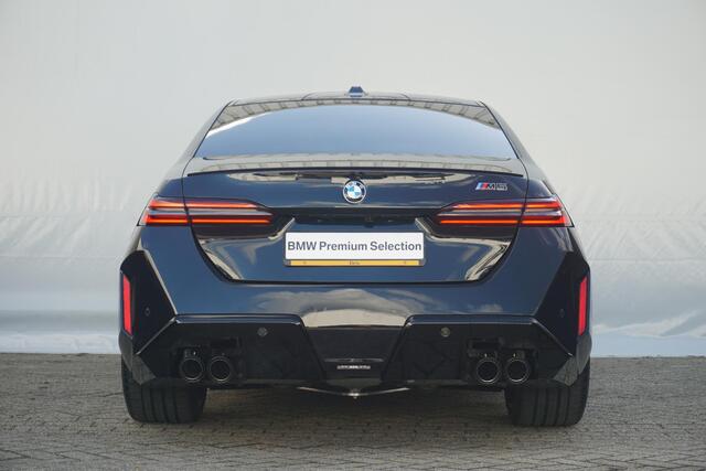 BMW M5 5-serie Sedan | M Driver's Pack / Driving Assistant Professional / Parking Assistant Professional / Trekhaak / Alcantara Hemelbekleding / Comfort Pack / 21 Inch