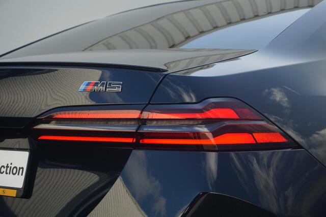 BMW M5 5-serie Sedan | M Driver's Pack / Driving Assistant Professional / Parking Assistant Professional / Trekhaak / Alcantara Hemelbekleding / Comfort Pack / 21 Inch