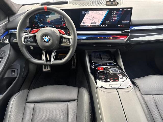 BMW M5 5-serie Touring ** M-DRIVER PACK (305 km/h), B&W, PANO, TREKH, MERINO LEDER, 20/21 INCH LMV ** 1e EIG - UNFALLFREI - Ex BMW AG ** ** INFORMEER OOK NAAR ONZE AANTREKKELIJKE FINANCIAL-LEASE TARIEVEN **